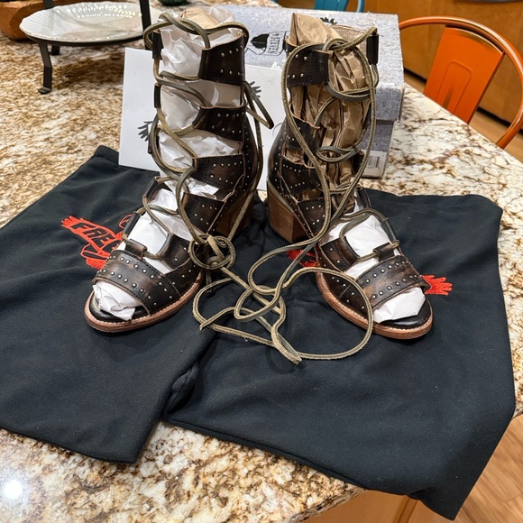 Freebird by Steven HAZEL Black Distressed Gladiator Sandals - Picture 2 of 12